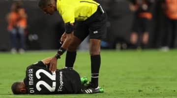 ディマリア、ユーヴェ初戦で仰天シーン！なんと主審にタックルされる