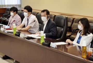 地方鉄道の再構築に関する提言を議論する有識者検討会の会合＝25日午前、国交省