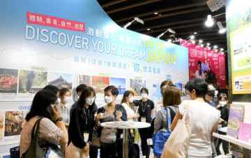 大勢の見物客が訪れた「香港書展」の「日本館」＝20日、香港（NNA＝共同）