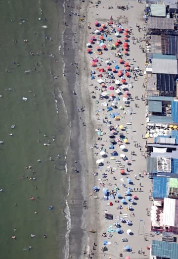 23日、海水浴客でにぎわう神奈川県逗子市の逗子海岸