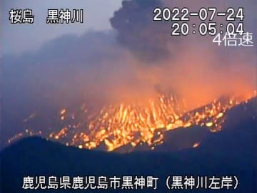 噴火発生時の鹿児島・桜島＝24日夜（国交省大隅河川国道事務所の動画から）