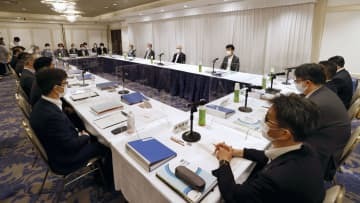 東京都内で開かれた中央最低賃金審議会の小委員会＝25日午後