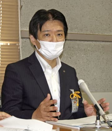 記者会見する名古屋市教育委員会の坪田知広教育長＝26日、名古屋市役所