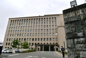 仙台市の女性が生活保護費減額処分の取り消しを求めた訴訟の判決が言い渡される仙台地裁＝27日午前