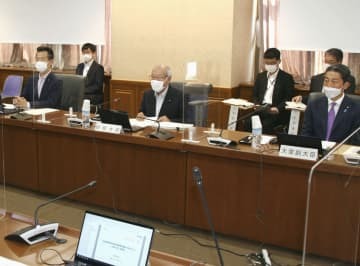 全国財務局長会議に出席した鈴木財務相（左から3人目）＝27日午前、財務省