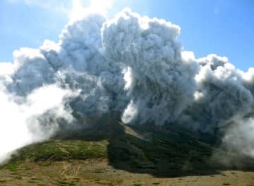 御嶽山が噴火し、頂上付近を覆う噴煙＝2014年9月27日（登山者提供）