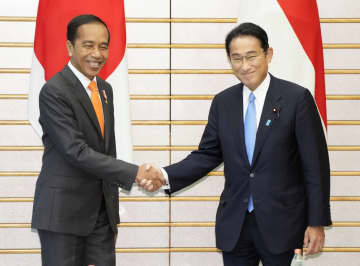 会談を前にインドネシアのジョコ大統領（左）と握手する岸田首相＝27日午前、首相官邸
