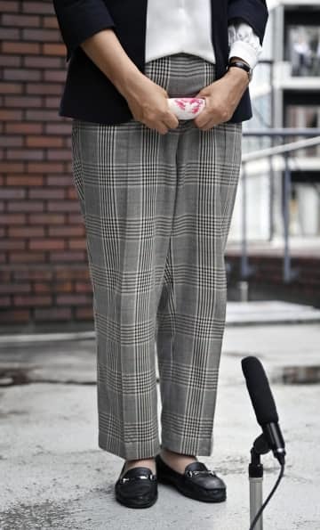 取材に応じる赤木雅子さん＝27日午後、大阪市