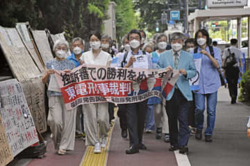 上申書提出のため東京高裁に向かう被害者参加代理人ら＝28日午前、東京・霞が関