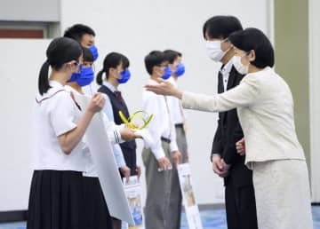 全国高校総体の運営に携わる愛媛県の高校生（左手前）らと交流される秋篠宮ご夫妻＝28日午後、徳島市のホテル（代表撮影）