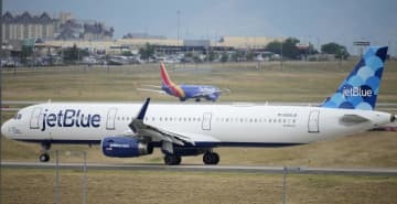 米コロラド州デンバーの空港で移動中のジェットブルー機＝5日（AP＝共同）