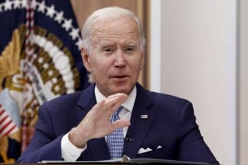 ホワイトハウスで演説するバイデン米大統領＝28日（ゲッティ＝共同）