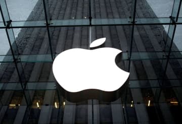 アップルストアのロゴ＝2011年1月、ニューヨーク（ロイター＝共同）