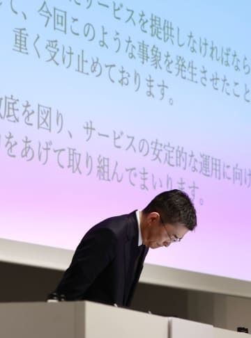 大規模な通信障害に関する記者会見で、謝罪するKDDIの高橋誠社長＝29日午後、東京都文京区