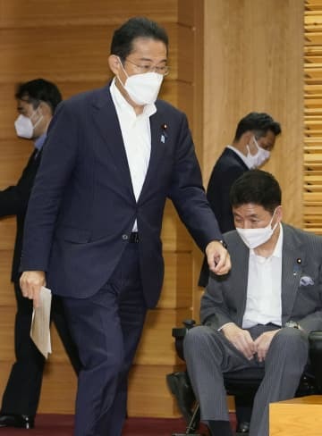臨時閣議に臨む岸田首相（左）＝29日午後、首相官邸