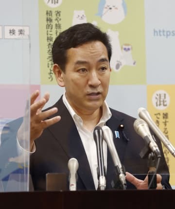 都道府県が自主判断で発信できる「BA・5対策強化宣言」について記者会見する山際経済再生相＝29日午後、東京都千代田区
