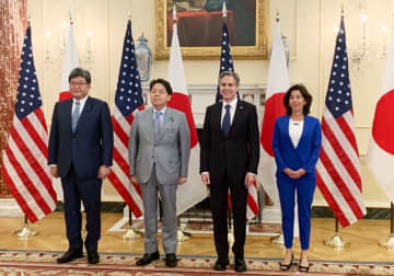 日米経済政策協議委員会の初会合に臨む日米の4閣僚＝29日、ワシントン（経産省提供・共同）