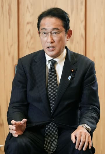 共同通信などのインタビューに答える岸田首相