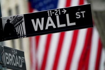 米ニューヨーク・ウォール街の標識（ロイター＝共同）