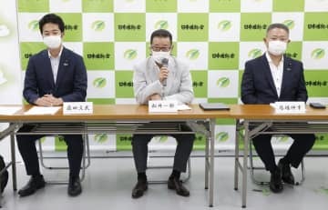 日本維新の会の臨時党大会で、あいさつする松井一郎代表。左は藤田文武幹事長、右は馬場伸幸共同代表＝30日午後、大阪市