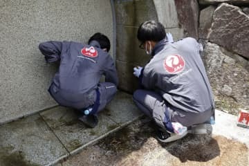 追悼施設「慰霊の園」で行われた納骨堂の清掃作業＝30日午後、群馬県上野村