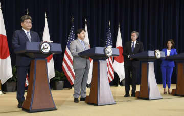 「日米経済政策協議委員会」（経済版2プラス2）の初会合後、共同記者会見する（左から）萩生田経産相、林外相、ブリンケン米国務長官、レモンド米商務長官＝29日、ワシントン（共同）