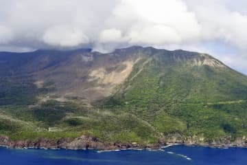 鹿児島県の口永良部島＝5月（共同通信社ヘリから）