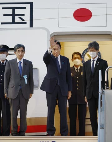 NPT再検討会議に出席するため、米ニューヨークへ出発する岸田首相（中央）＝31日夕、羽田空港