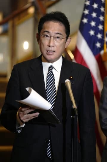1日、NPT再検討会議での演説後、記者団の取材に応じる岸田首相＝米ニューヨーク（共同）