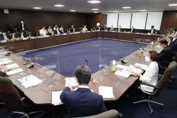 厚労省で開かれた中央最低賃金審議会＝2日午前