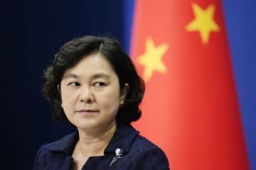 記者会見する中国外務省の華春瑩報道局長＝2日、北京（共同）