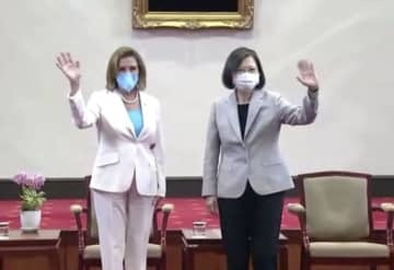 台湾総統府で会談に臨む蔡英文総統（右）とペロシ米下院議長＝3日、台北（ロイター＝共同）