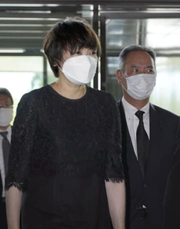 山口県知事と面会するため、県庁に到着した安倍元首相の妻昭恵さん（左）＝3日午後