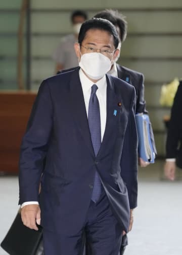 首相官邸に入る岸田首相＝3日午前