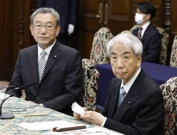 国会内で記者会見に臨む、参院の尾辻秀久議長（手前）と長浜博行副議長＝3日午後