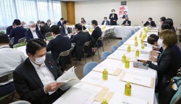 東京・永田町の自民党本部で開かれた選挙制度調査会と総務部会の合同会議＝3日午後