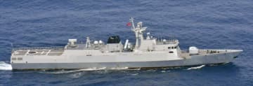 尖閣諸島周辺で監視活動をしていたとみられる中国海軍の小型フリゲート艦（防衛省統合幕僚監部提供）