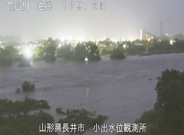 山形県長井市の最上川＝3日午後7時30分（国交省山形河川国道事務所のライブカメラから）