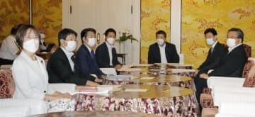 国会内で開かれた、政府と与野党の新型コロナウイルス対策に関する連絡協議会＝4日午前