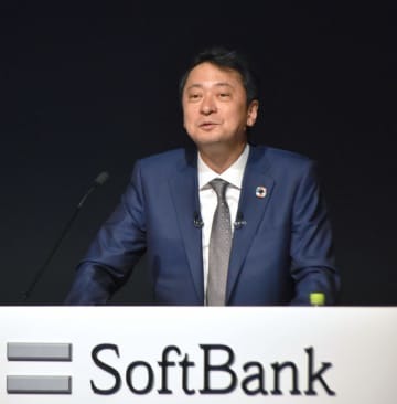 記者会見するソフトバンクの宮川潤一社長＝4日午後、東京都港区