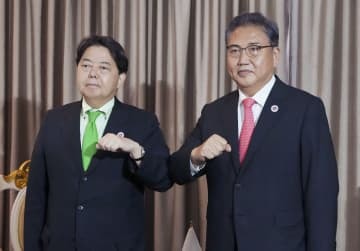 会談に臨む韓国の朴振外相（右）と林外相＝4日、プノンペン（外務省提供・共同）