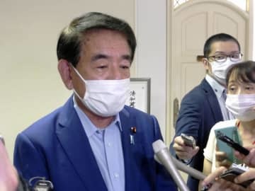 記者団の取材に応じる自民党の下村前政調会長（左）＝4日午後、東京・永田町の党本部