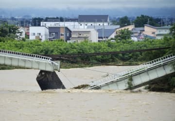 大雨の影響で崩落したJR磐越西線の鉄橋＝4日午後0時6分、福島県喜多方市