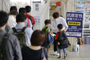 新型コロナウイルス感染拡大を受け、JR新大阪駅に設置された臨時の無料検査場に並ぶ人たち＝5日午前