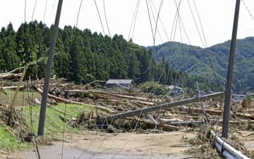 土砂災害に見舞われた新潟県村上市の小岩内地区＝5日午前