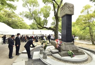 広島市の平和記念公園で営まれた韓国人原爆犠牲者の慰霊祭＝5日午前