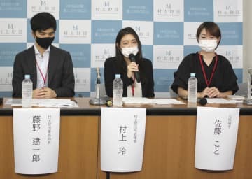 塾生の募集を呼びかける村上財団の担当者ら＝4日、厚労省