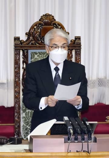 参院本会議で、安倍元首相への弔詞を朗読する尾辻秀久参院議長＝5日午前