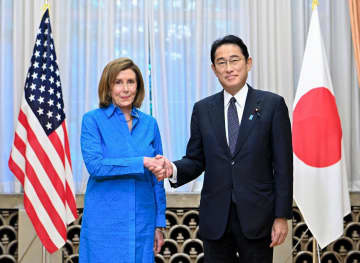 会談前にペロシ米下院議長（左）と握手をする岸田首相＝5日午前、首相公邸（代表撮影）