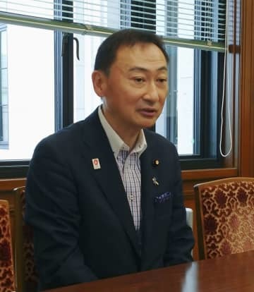 国会内で記者団の取材に応じる日本維新の会の東徹前総務会長＝5日午後